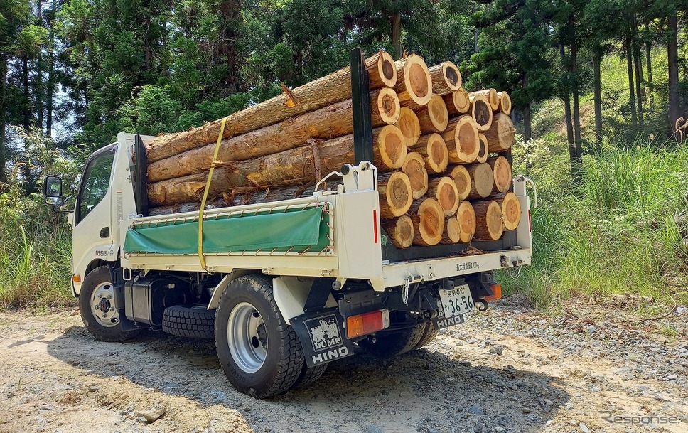 荷台が低重心のため、木材積載時の安定走行が可能《写真提供 アクティオ》