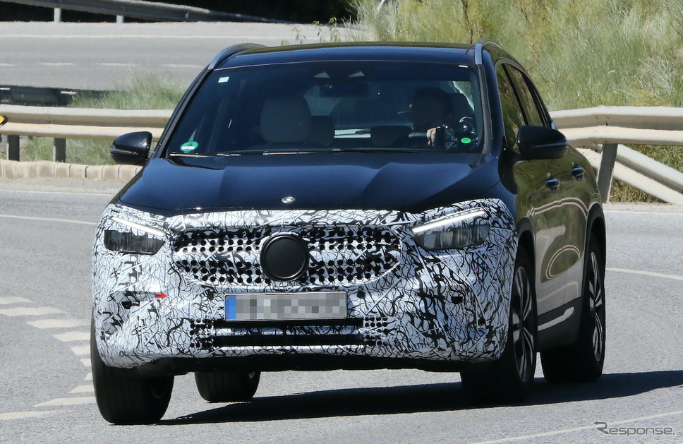 メルセデスベンツ GLA 改良新型プロトタイプ(スクープ写真)《APOLLO NEWS SERVICE》