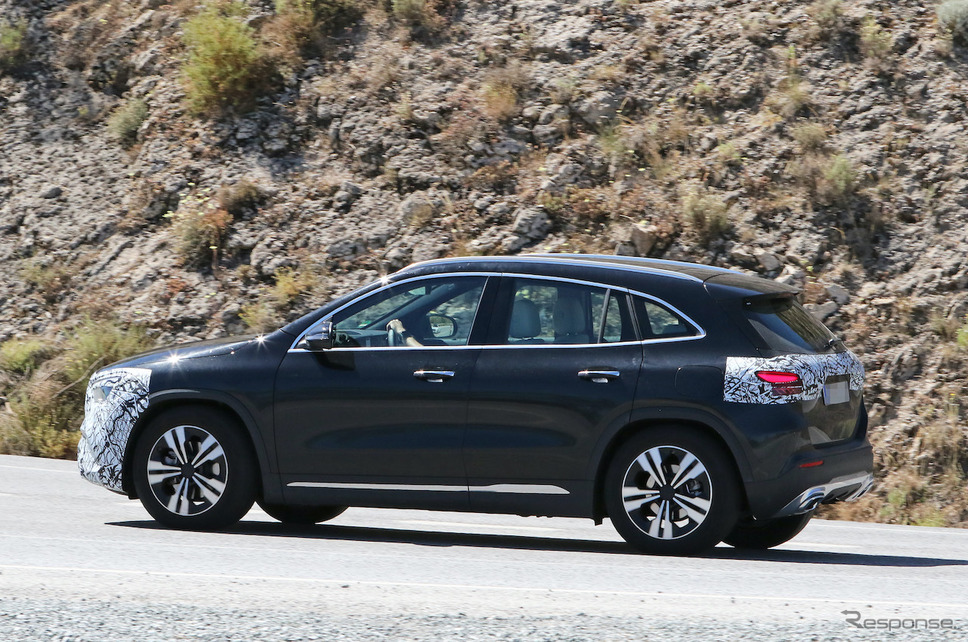 メルセデスベンツ GLA 改良新型プロトタイプ(スクープ写真)《APOLLO NEWS SERVICE》