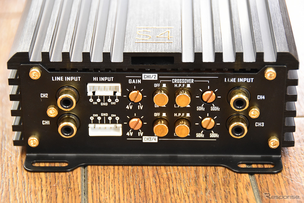 DLS S4にはスイッチでのクロスオーバーON/OFFも備えている