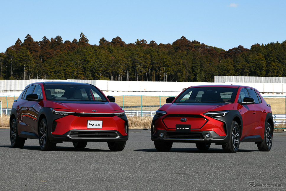 トヨタbZ4X(向かって左)とスバル・ソルテラ《写真撮影 中野英幸》