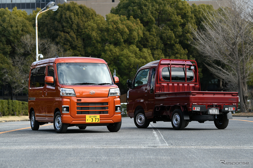 ダイハツ ハイゼットカーゴ 新型（左）とハイゼットトラックジャンボ 改良新型（右）《写真撮影 中野英幸》