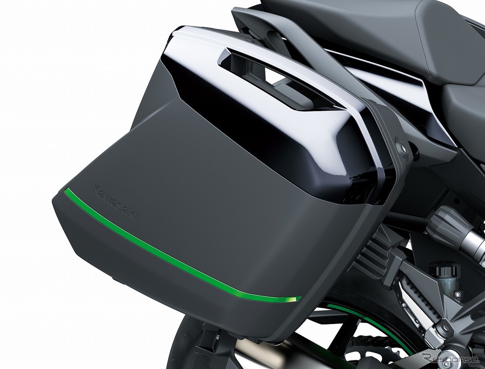 車体と一体感のあるアクセサリー(別売り)のパニアケース《写真提供 カワサキモータースジャパン》