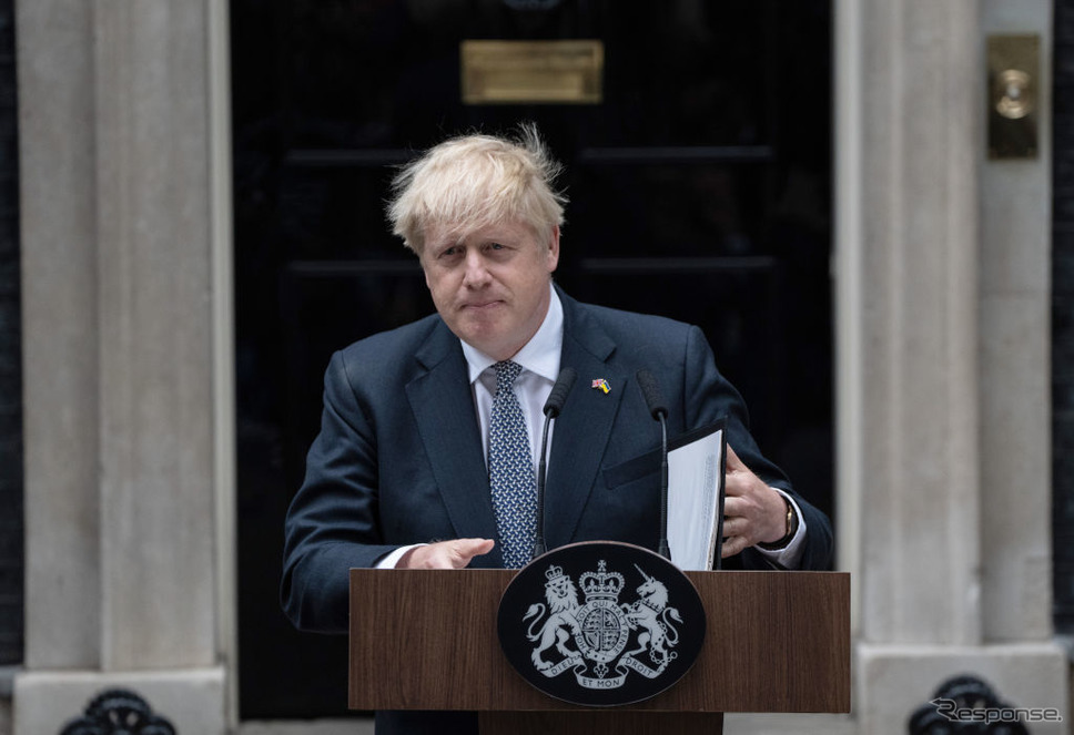辞任を表明したジョンソン首相(7月7日)《Photo by Carl Court/Getty Images News/ゲッティイメージズ》