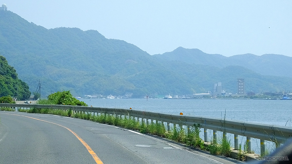 境水道と島根半島の山々、右手に境港の街並みがみえてくる《写真撮影 GA》