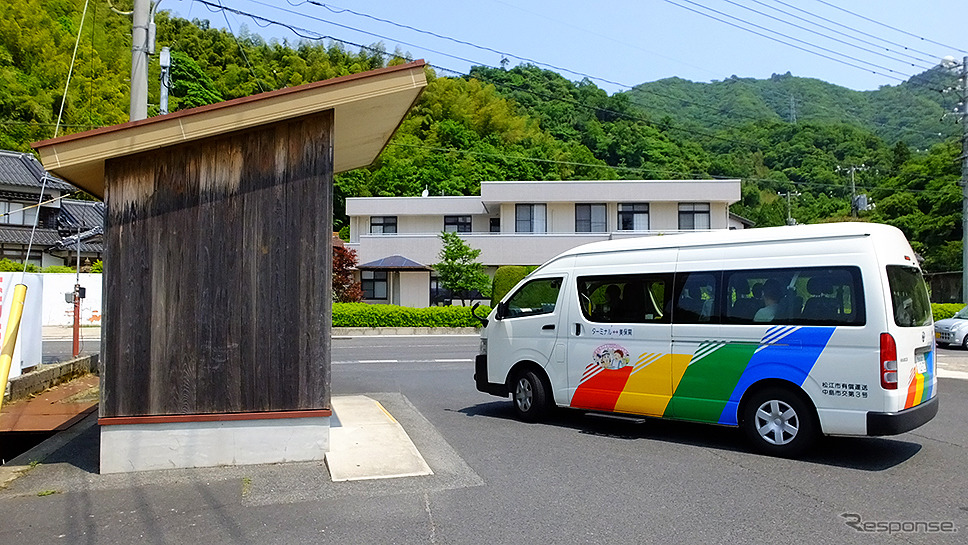 宇井渡船場バス停にとまる松江市美保関コミュニティバス《写真撮影 GA》