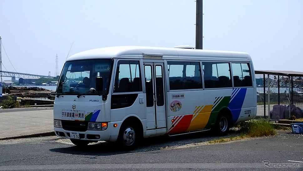 宇井渡船場バス停で待機する境港行き松江市美保関コミュニティバス《写真撮影 GA》