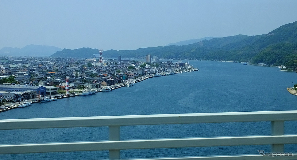 境水道大橋からみえた鳥取・島根県境。右の山々が島根半島、左が鳥取 境港の街並み。風景が対照的《写真撮影 GA》