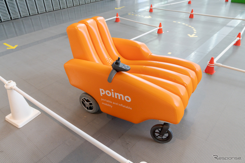 『poimo』は新しいパーソナルモビリティ。用途に合わせた形状のカスタマイズが可能。空気で膨らむ構造で、軽くて丈夫で柔らかい車体が特徴的。試乗も可能だ。《写真撮影 関口敬文》