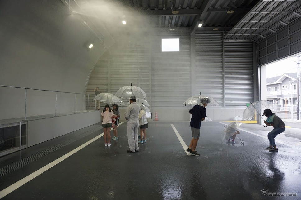 トンネル非常用設備（放水・水噴霧）体験《写真提供 東日本高速道路》