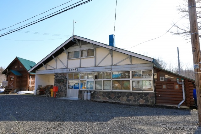 ニセコ〜倶知安間にある比羅夫駅。駅舎自体が宿になっている話題の駅だが、国道からかなり離れた秘境駅的存在のため、検討の俎上には載っていない模様。《写真提供 写真AC》