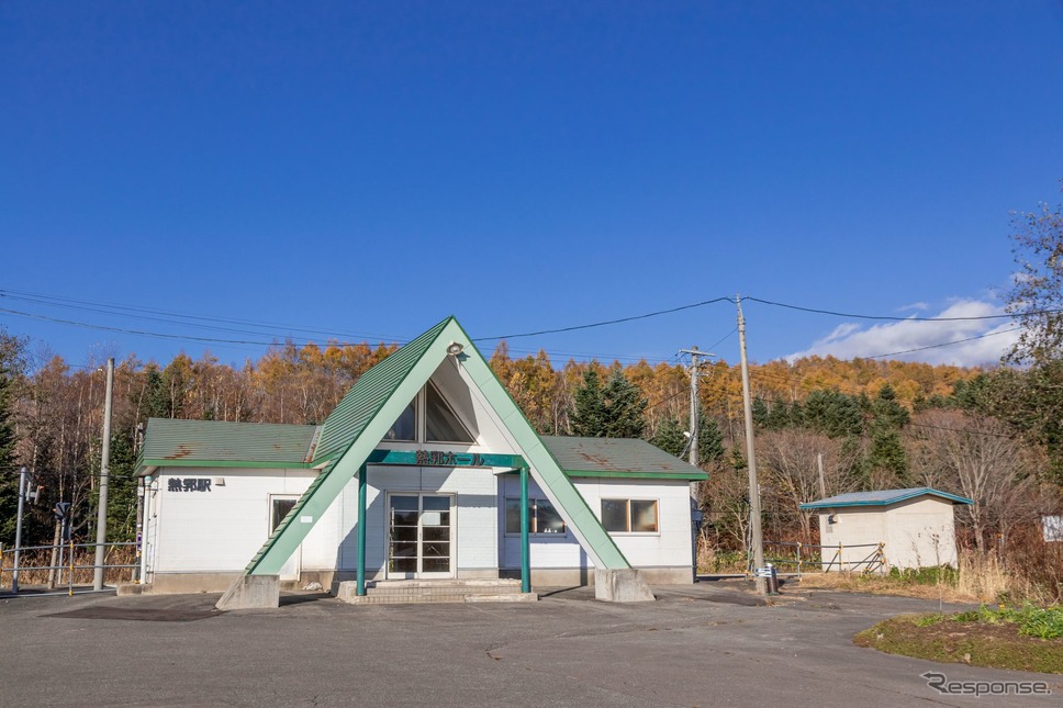 バスは乗り入れないが、道の駅に代替の停留場が検討されている熱郛駅。《写真提供 写真AC》