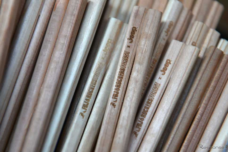 フジロック会場周辺の森林で伐採した間伐材で作られた割り箸《写真撮影 中野英幸》