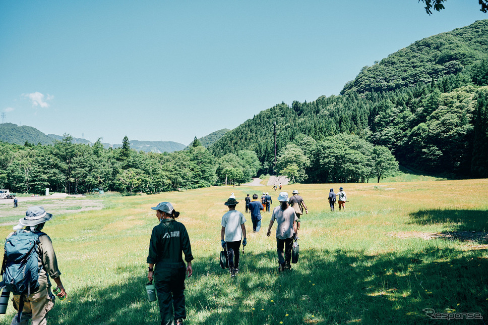 ボードウォーク・ボランティアキャンプ（フジロックの森プロジェクト）《写真 ステランティスジャパン》