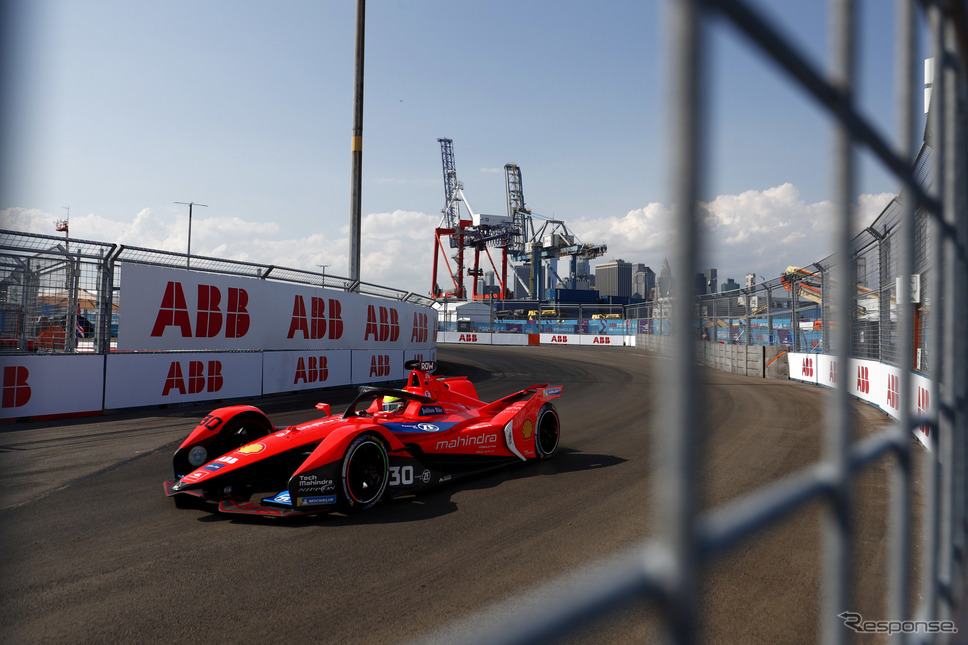 ストリートコースは壁ギリギリをマシンが走る《画像 Formula E》