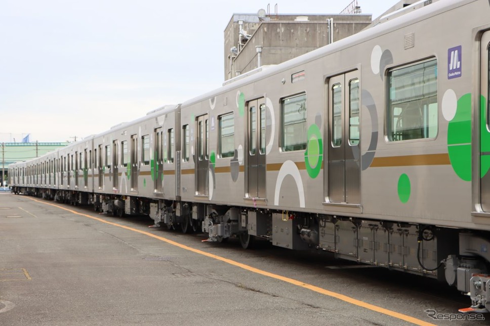 30000A系のサイド。ドットは「大阪のにぎわいと人々の輝く姿」を表現しており、ホワイトは「街ゆく人々」、アースグレイは「街並み」、グリーンは「Osaka Metro の車両」を、ゴールドのラインは「未来社会」を意味する。《写真提供 大阪市高速電気軌道》