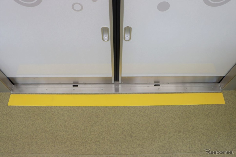 ドア付近の床に黄色のラインを入れ、乗降箇所の視認性を向上。《写真提供 大阪市高速電気軌道》