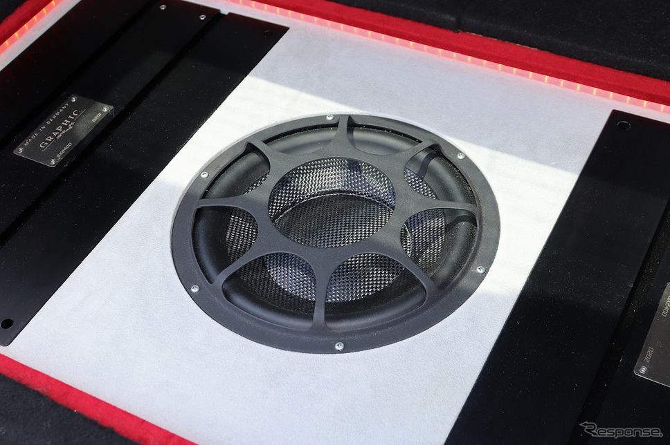 「単体サブウーファー」を搭載したオーディオカーの一例(製作ショップ:ウェイブトゥポート<鳥取県>)。Photo by 太田祥三