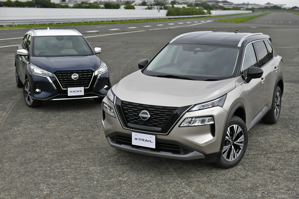 日産のSUV。エクストレイル 新型(右)とキックス 改良新型(左)《写真撮影 中野英幸》