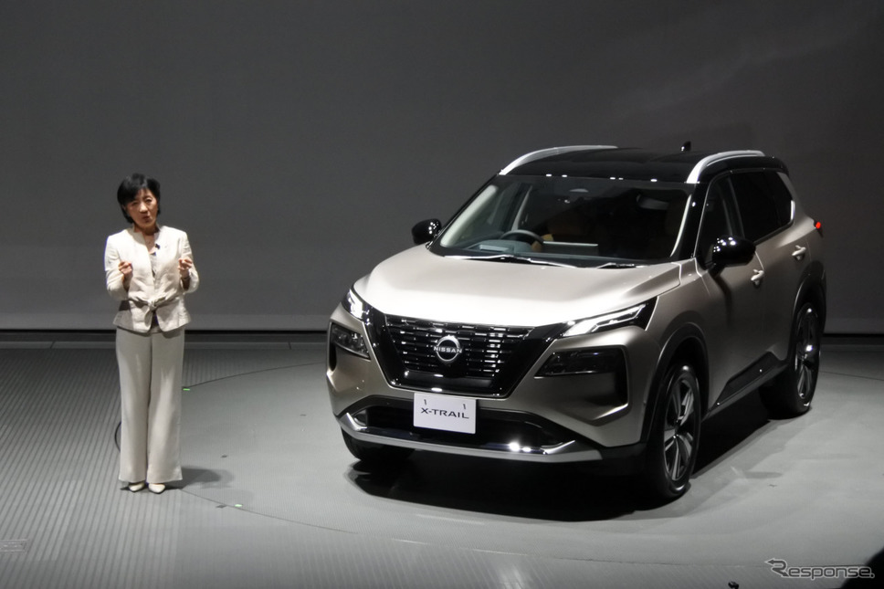 日産エクストレイル新型と星野副社長《写真撮影 小松哲也》