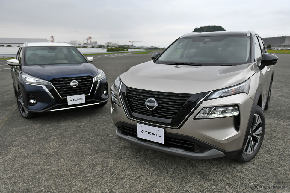 日産 エクストレイル 新型（右）とキックス 改良新型《写真撮影 中野英幸》