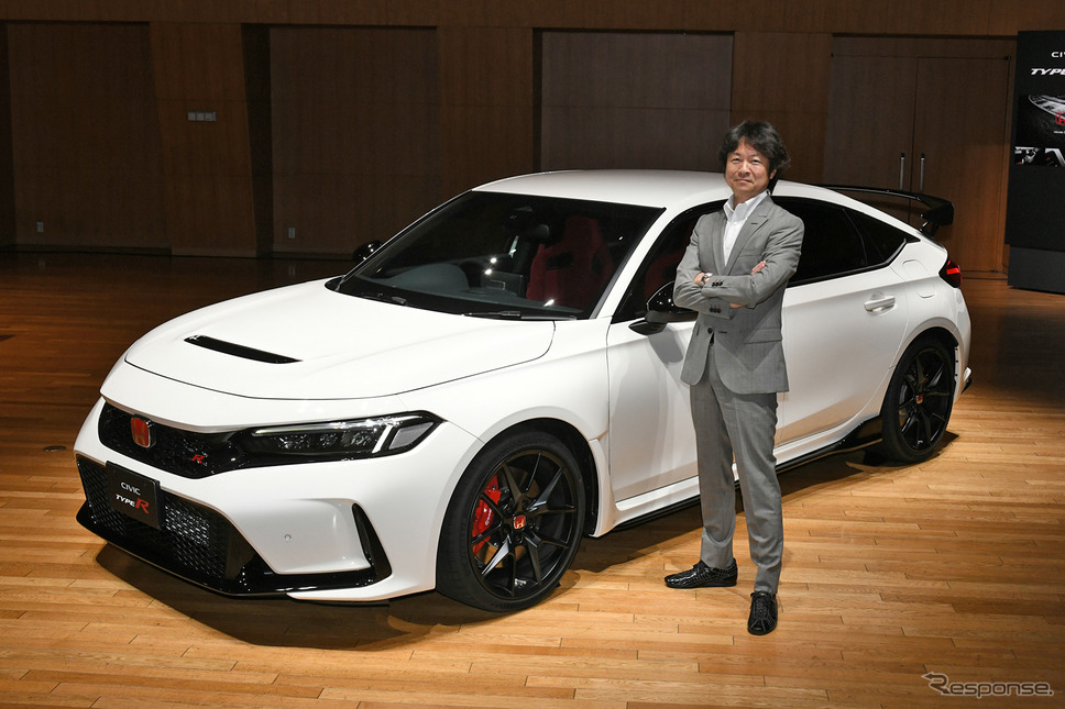 ホンダ シビックタイプR 新型と開発責任者の柿沼秀樹氏《写真撮影 中野英幸》