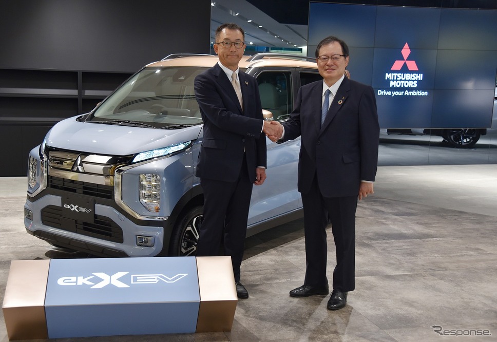 三菱UFJ銀行 林尚見副頭取（左）と三菱自動車 池谷光司副社長（右）《写真提供 三菱自動車工業》