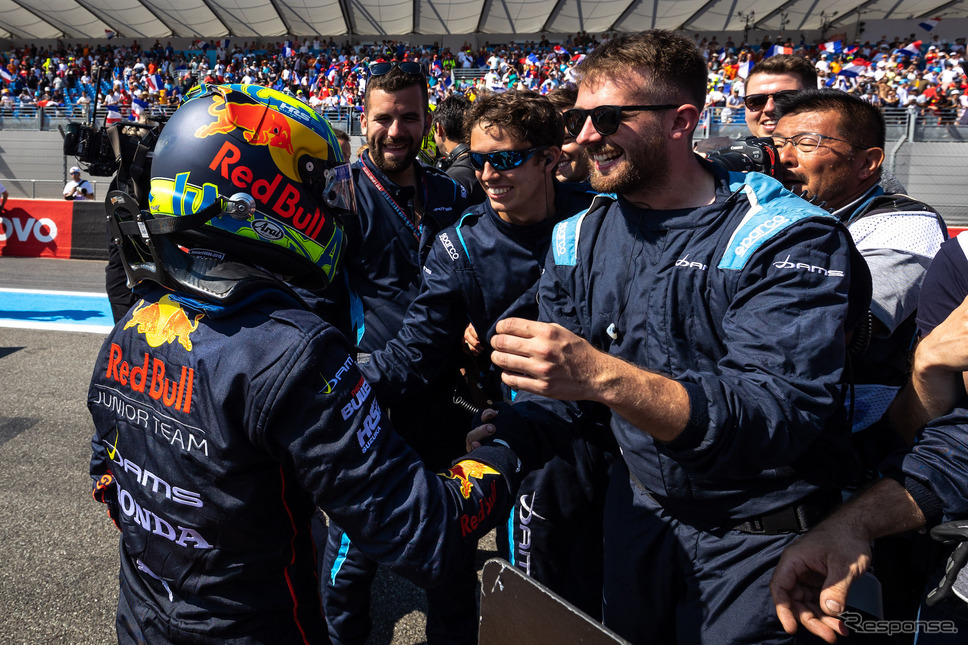 岩佐歩夢がF2初優勝を達成。《Photo by Red Bull》