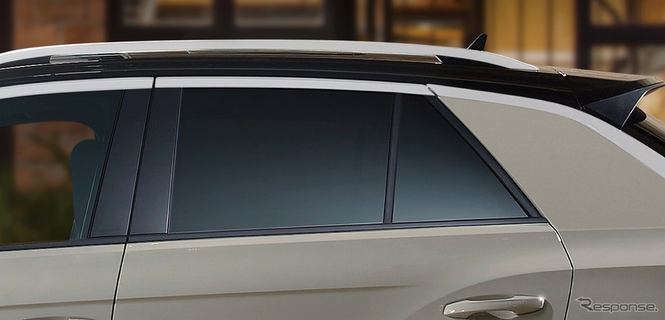 VW Tロック シルバールーフレール/ダークティンテッドガラス(リヤ/リヤ左右、UVカット機能付)《写真提供 フォルクスワーゲンジャパン》