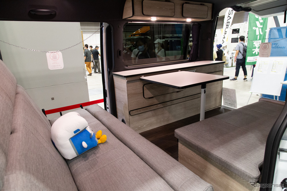フォーシーズ/トヨタ・ハイエース(東京キャンピングカーショー2022)《写真撮影 二城利月》