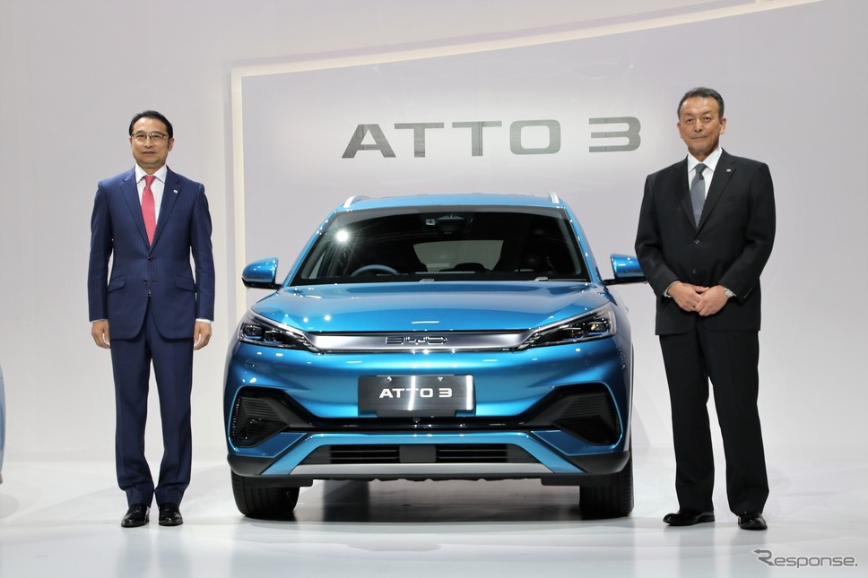 ビーワイディージャパン代表取締役社長の劉学亮氏(左)とBYD Auto Japan代表取締役社長の東福寺厚樹氏(右)《写真撮影 内田俊一》