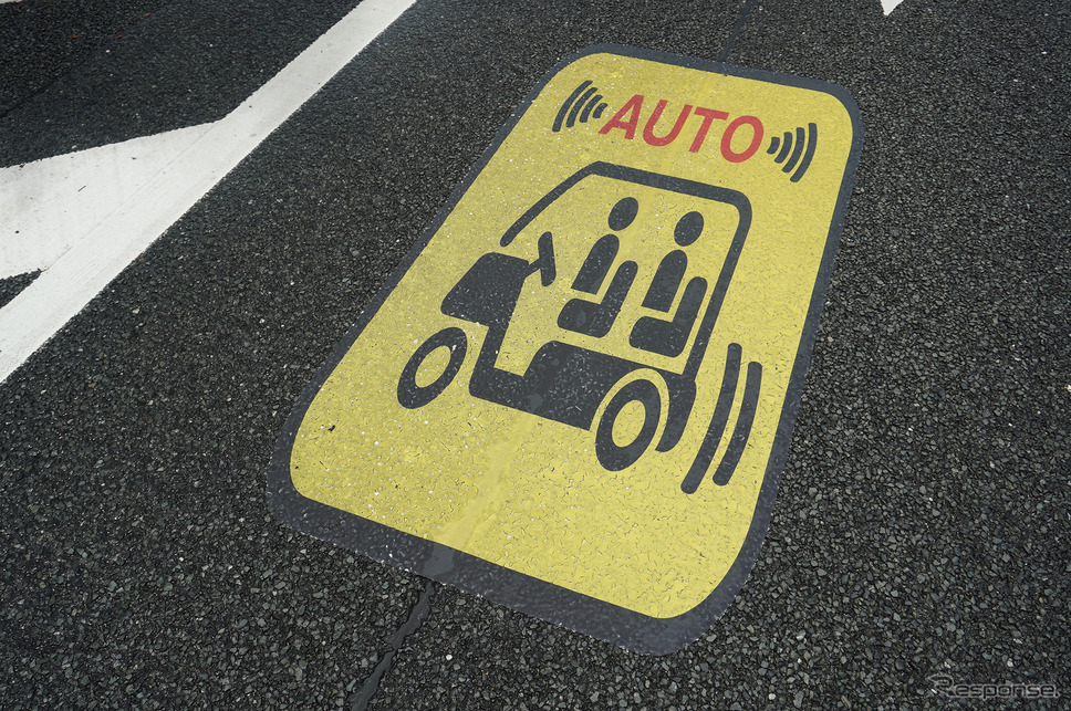 「美浜シャトルカート」の自動運転のために地面には電磁誘導線が埋め込まれている《写真撮影 宮崎壮人》