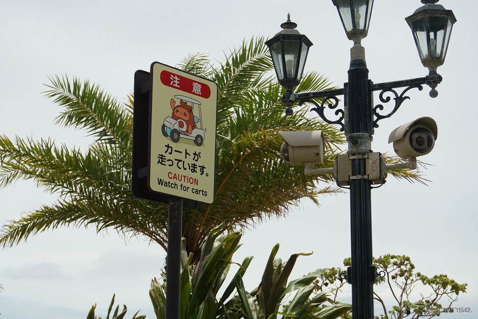 「美浜シャトルカート」の走行ルートには、北谷町のキャラクターの看板が《写真撮影 宮崎壮人》