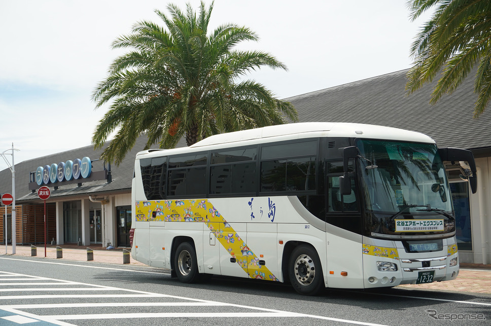 那覇空港から北谷町を結ぶ観光バス「北谷エアポートエクスプレス」《写真撮影 宮崎壮人》