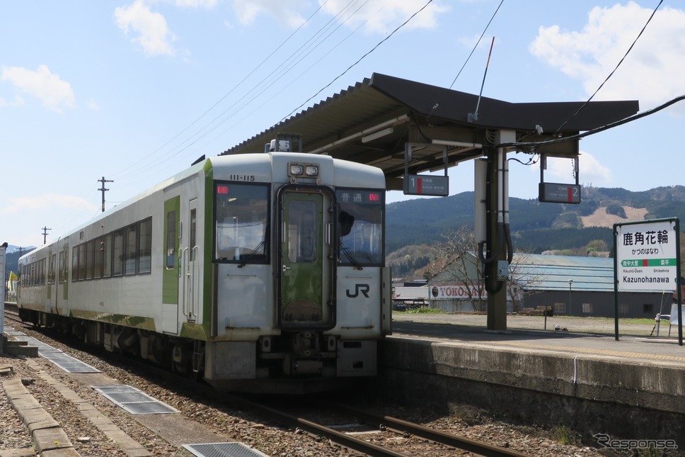 鹿角花輪駅に停車している花輪線のキハ110系普通列車。荒屋新町〜鹿角花輪間は岩手県と秋田県の県境を越えることもあり、JR東日本では2019年度で最も輸送密度が低かった。《写真提供 写真AC》