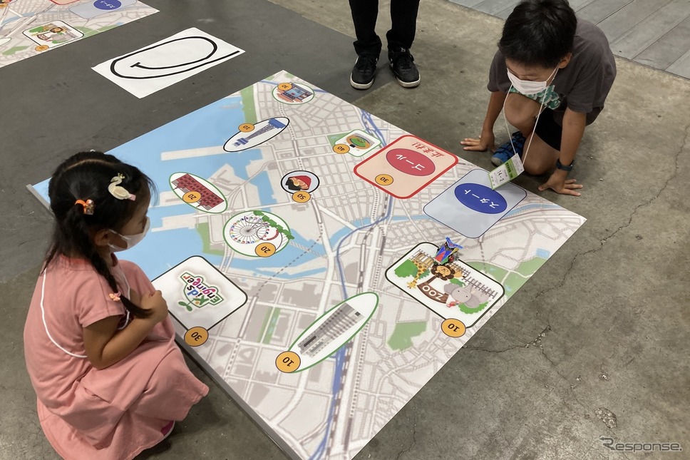 ラインに沿って自動的に動く車を作って遊ぼう(日立Astemo/キッズエンジニア2022)《写真撮影 高木啓》