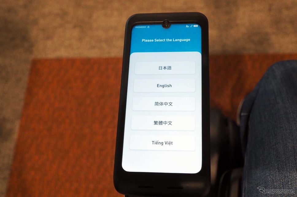 言語は日本語以外に英語/中国語(簡体字と繁体字)/ベトナム語の計5カ国語が選べる《写真撮影 会田肇》