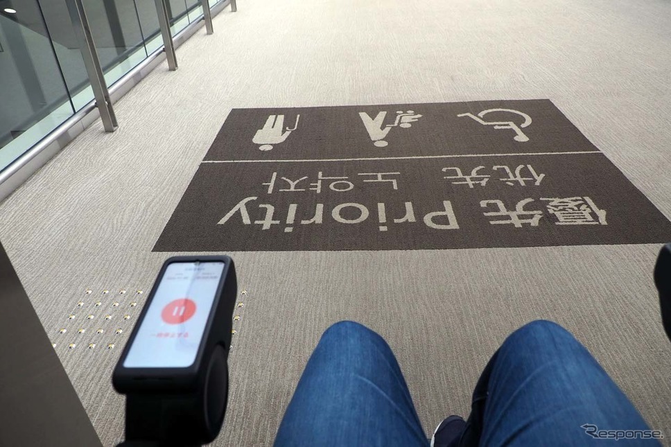 異なるフロアへもエレベータを使ってスムーズに移動《写真撮影 会田肇》