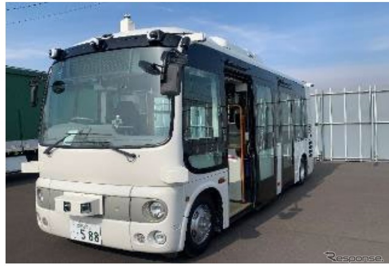 自動運転サービスで運行するバス《画像提供 日本工営》