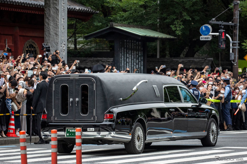 告別式後、安倍元総理の遺体を載せ増上寺を出る寝台車（7月12日）《Photo by Yuichi Yamazaki/Getty Images News/ゲッティイメージズ》