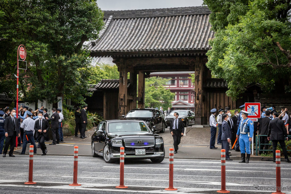 告別式後、安倍元総理の遺体を載せ増上寺を出る寝台車（7月12日）《Photo by Yuichi Yamazaki/Getty Images News/ゲッティイメージズ》