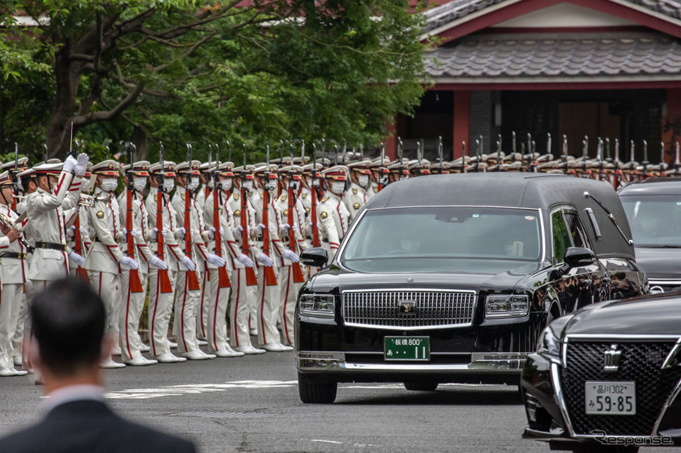 告別式後、安倍元総理の遺体を載せ増上寺を出る寝台車（7月12日）《Photo by Yuichi Yamazaki/Getty Images News/ゲッティイメージズ》