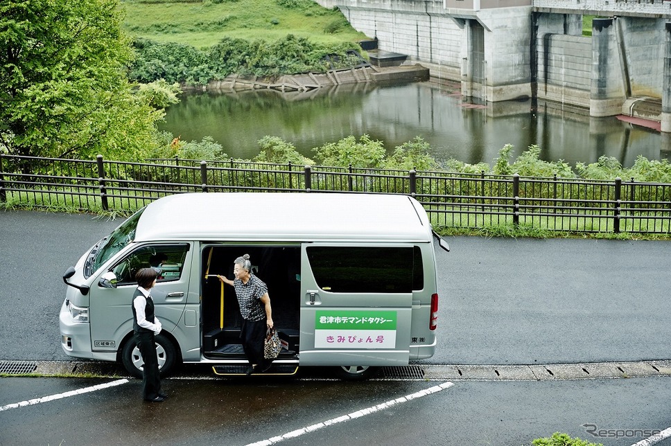 バス降車時《写真提供 シダックス》