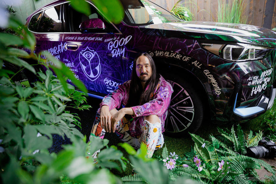 BMW iX1 のアートカーとスティーブ・アオキ氏《photo by BMW》
