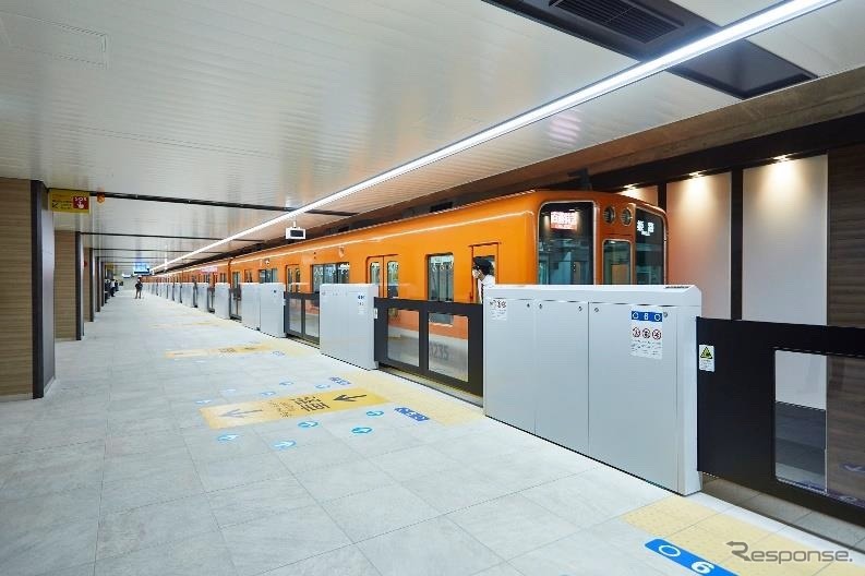 阪神の大阪梅田駅1番線ホームに整備されている可動式ホーム柵。《写真提供 阪神電気鉄道》