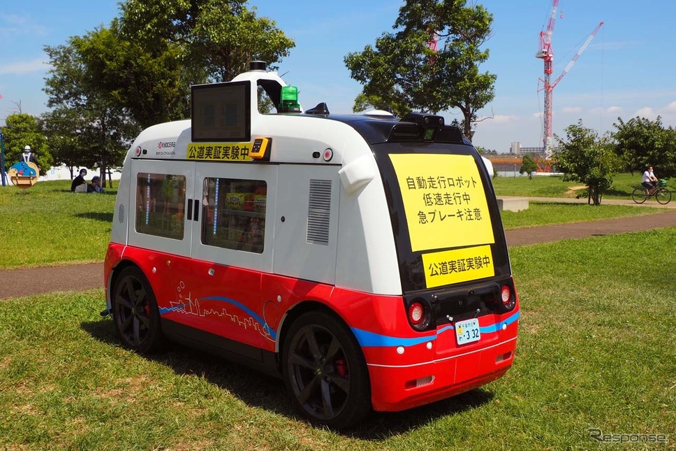 千葉市幕張新都心で8月10日まで実施される無人自動走行ロボットによる移動販売サービス《写真撮影 会田肇》