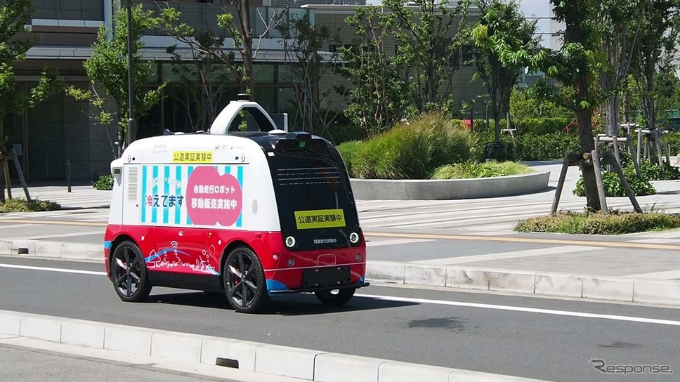 幕張新都心内にある公園周辺を無人で走行する自動走行ロボット《写真撮影 会田肇》