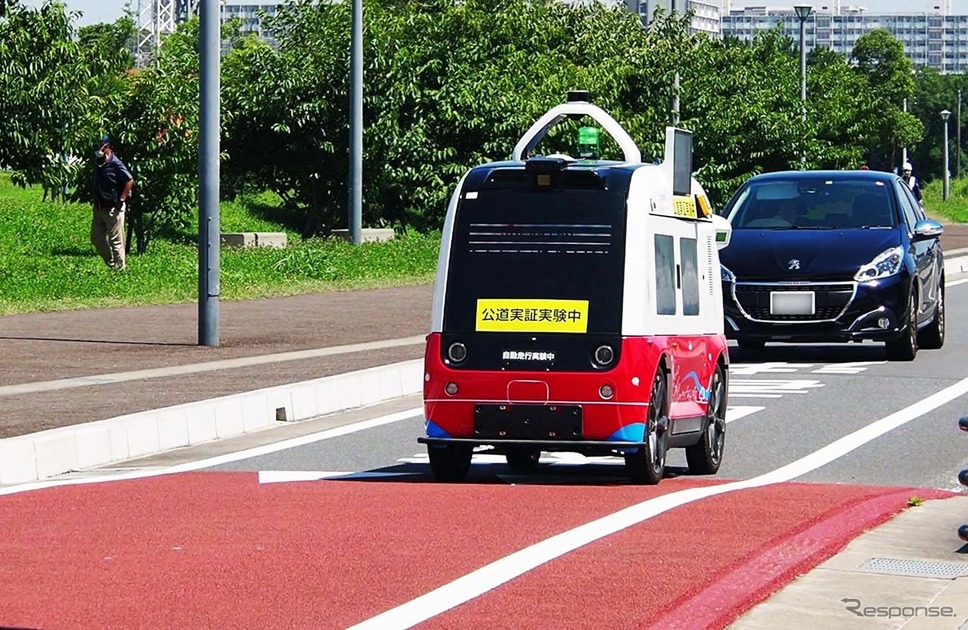 無人走行ロボットの最高速度は15km/h。後続車など周囲の状況を判断しながら遠隔操作で停止させることもある《写真撮影 会田肇》