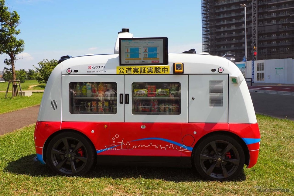 移動販売サービス用の冷温蔵個を備えた無人走行ロボット《写真撮影 会田肇》