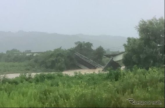 倒壊した磐越西線喜多方〜山都間の濁川橋梁。《写真提供 東日本旅客鉄道仙台支社》